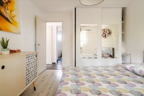 2 bedrooms, travel crib, free WiFi, bed sheets