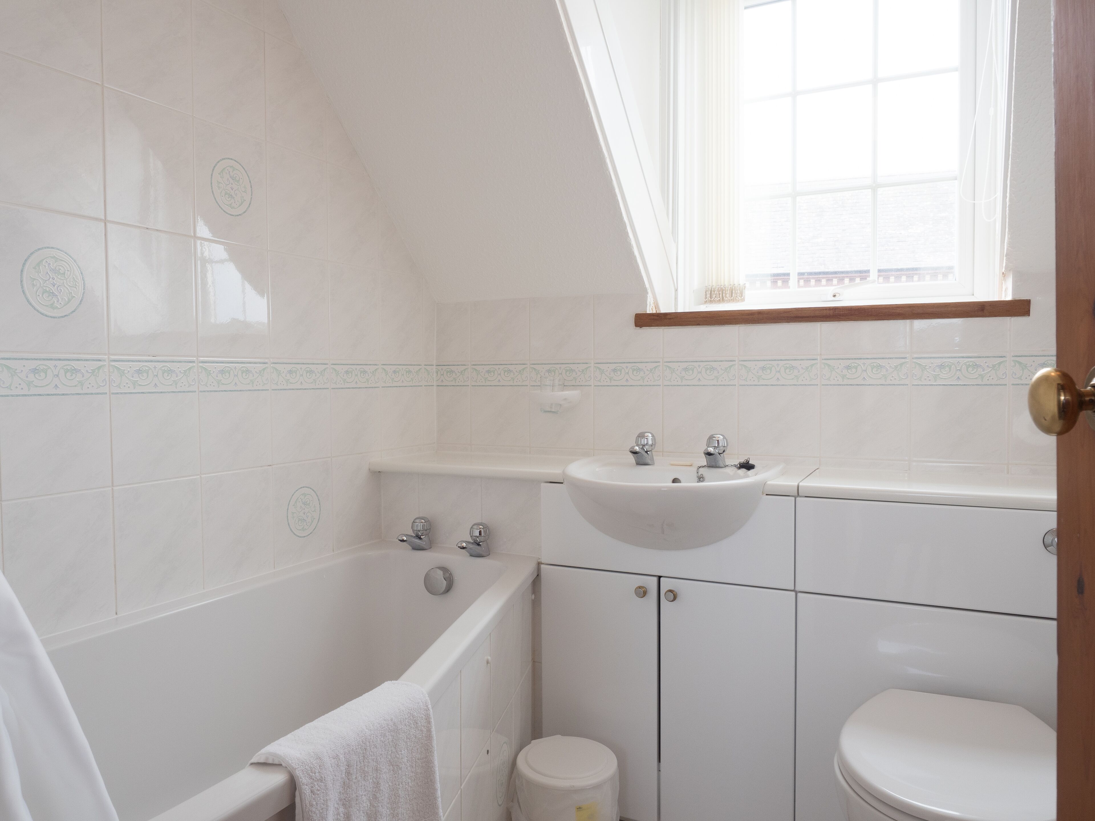 Un baño con bañera, lavabo e inodoro.