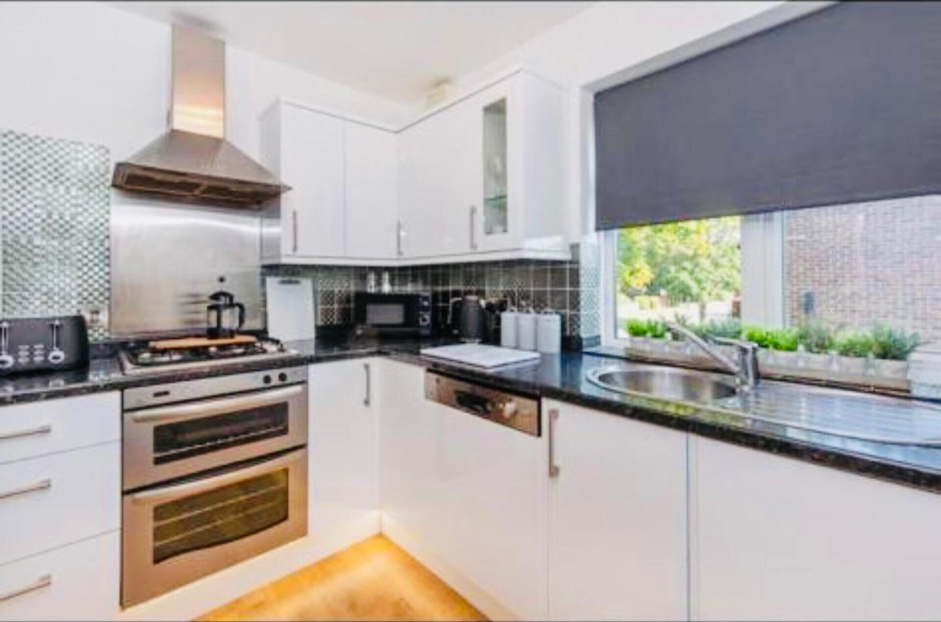 Departamento | Cocina privada | Refrigerador, microondas, horno y parrilla de estufa 