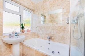 Apartment | Bathroom | Separate tub and shower, deep soaking tub, hair dryer, towels - Beautiful 1-bed Apartment in York Near Gym (York)