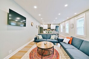 Smart TV, Hulu, streaming services, offices - Luxury Home close to Downtown | Indy500 | Convention Center | GenCon | Colts (Indianapolis)