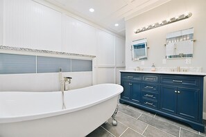 Ensemble baignoire-douche, serviettes fournies