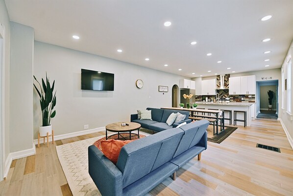 Téléviseur connecté, Hulu, services de diffusion en continu, bureau