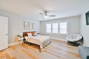 4 chambres, bureau, fer et planche à repasser, lit de bébé portatif