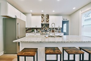 Fridge, microwave, oven, stovetop - Luxury Home close to Downtown | Indy500 | Convention Center | GenCon | Colts (Indianapolis)