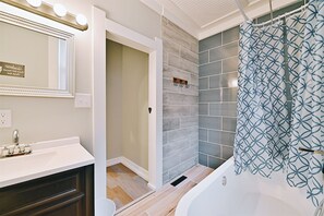 Combined shower/tub, towels