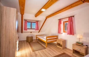 5 habitaciones, tabla de planchar con plancha y cuna de viaje 