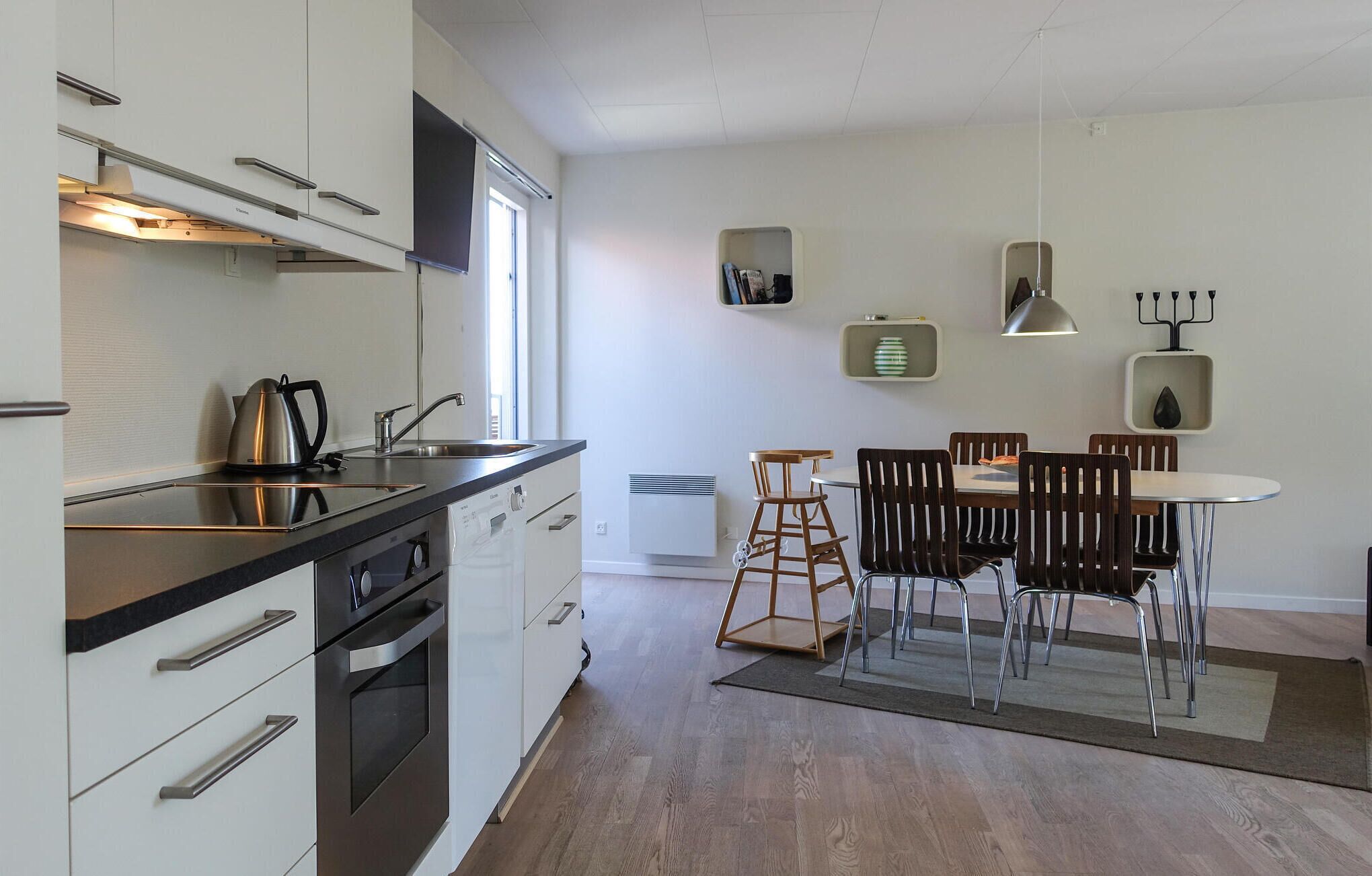 Køleskab, kogeplade, opvaskemaskine