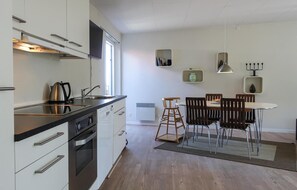 Køleskab, kogeplade, opvaskemaskine