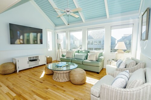 Newly renovated 3 bedroom villa with new 6 pass golf cart; access to both clubs