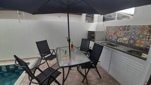 Outdoor dining - Itanhaem. Cozy new house with pool and private barbecue area (Itanhaém)