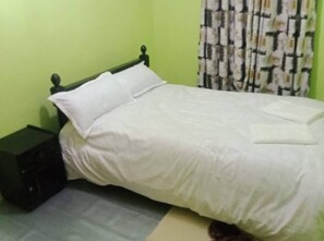 1 sovrum, skrivbord, strykjärn/strykbräda och gratis wi-fi