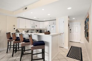 Refrigerador, microondas, placa de cocina, lavavajillas