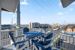 Outdoor dining - 4100 Bldg - 3 Br 2 baths, outdoor pool. close to Convention Center, Night life and restuarants occ 10 (Ocean City)