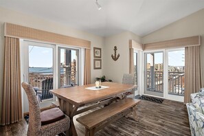 Dining - 4100 Bldg - 3 Br 2 baths, outdoor pool. close to Convention Center, Night life and restuarants occ 10 (Ocean City)