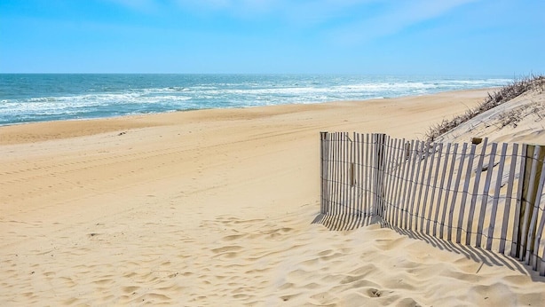 A sandy beach with a wooden fence and the ocean in the background. - 4100 Bldg - 3 Br 2 baths, outdoor pool. close to Convention Center, Night life and restuarants occ 10 (Ocean City)