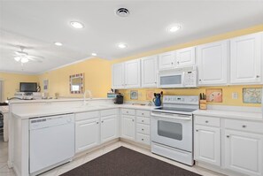 Kylskåp, mikrovågsugn, spishäll och diskmaskin