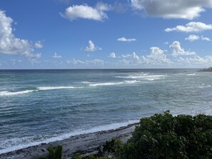 A beach with waves, a clear sky, and some clouds. - 5 min walk to a beautiful beach and a big shady park! 28min walk to Old San Juan (San Juan)