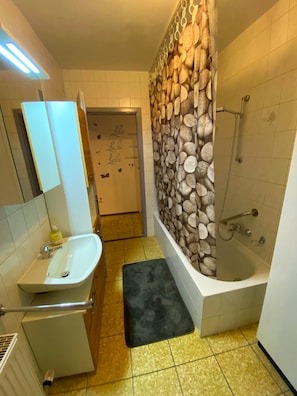 Badewanne, Haartrockner, Handtücher, Toilettenpapier