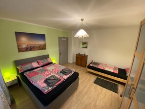 3 bedrooms, free WiFi, bed sheets - Ferienwohnung Zusmarshausen EG (Zusmarshausen)