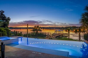 Alberca al aire libre y alberca climatizada