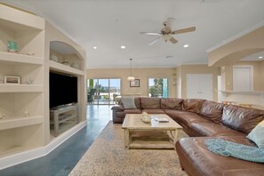 Smart TV, reproductor de DVD, tenis de mesa y videoteca 