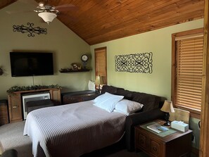 1 bedroom, iron/ironing board, free WiFi, bed sheets - Riverside cabin with excellent kayaking and fishing (Chase Mills)