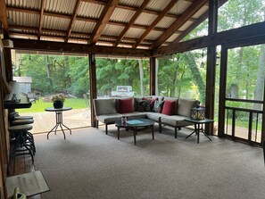 Tv, dvd-spelare och ett filmbibliotek