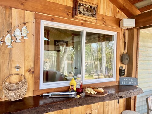 Riverside cabin with excellent kayaking and fishing