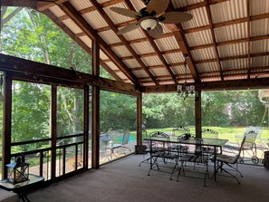 Outdoor dining - Riverside cabin with excellent kayaking and fishing (Chase Mills)