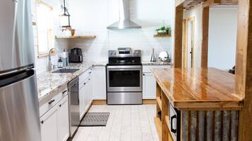 Køleskab, mikrobølgeovn, ovn, kogeplade