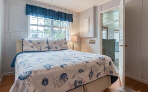 2 bedrooms, desk, free WiFi, bed sheets - Perfect Beach Cottage, Friendly, Walk to Beach and Seaside Promenade (Seaside)