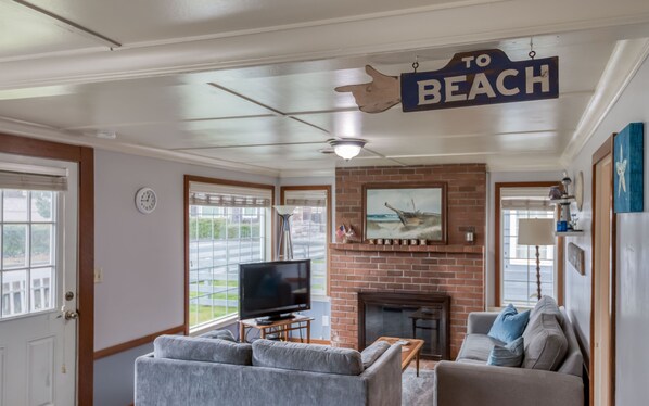 TV - Perfect Beach Cottage, Friendly, Walk to Beach and Seaside Promenade (Seaside)