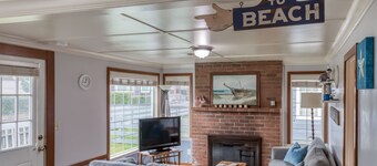 Perfect Beach Cottage, Friendly, Walk to Beach and Seaside Promenade