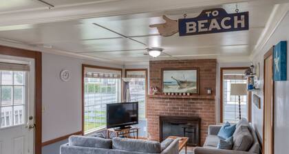 Perfect Beach Cottage, Friendly, Walk to Beach and Seaside Promenade