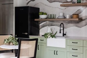 Geladeira, micro-ondas, cooktop, cafeteira/chaleira