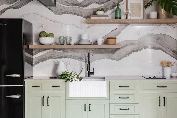 Kjøleskap, mikrobølgeovn, kokeplater og kaffetrakter/tekoker