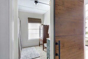Interior - Cozy Modern Studio Just 2 Blocks To Forsyth Park! (Savannah)