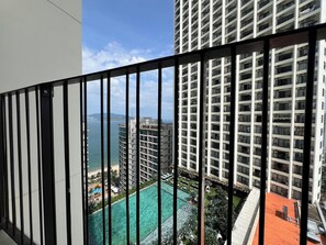 Un edificio alto con vista a una piscina y la playa.