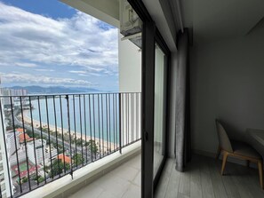 Departamento urbano, 1 habitación, balcón | Vista a la playa o el mar
