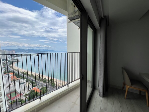 Kaupunkihuoneisto, 1 makuuhuone, parveke | Näkymä rannalle/valtamerelle