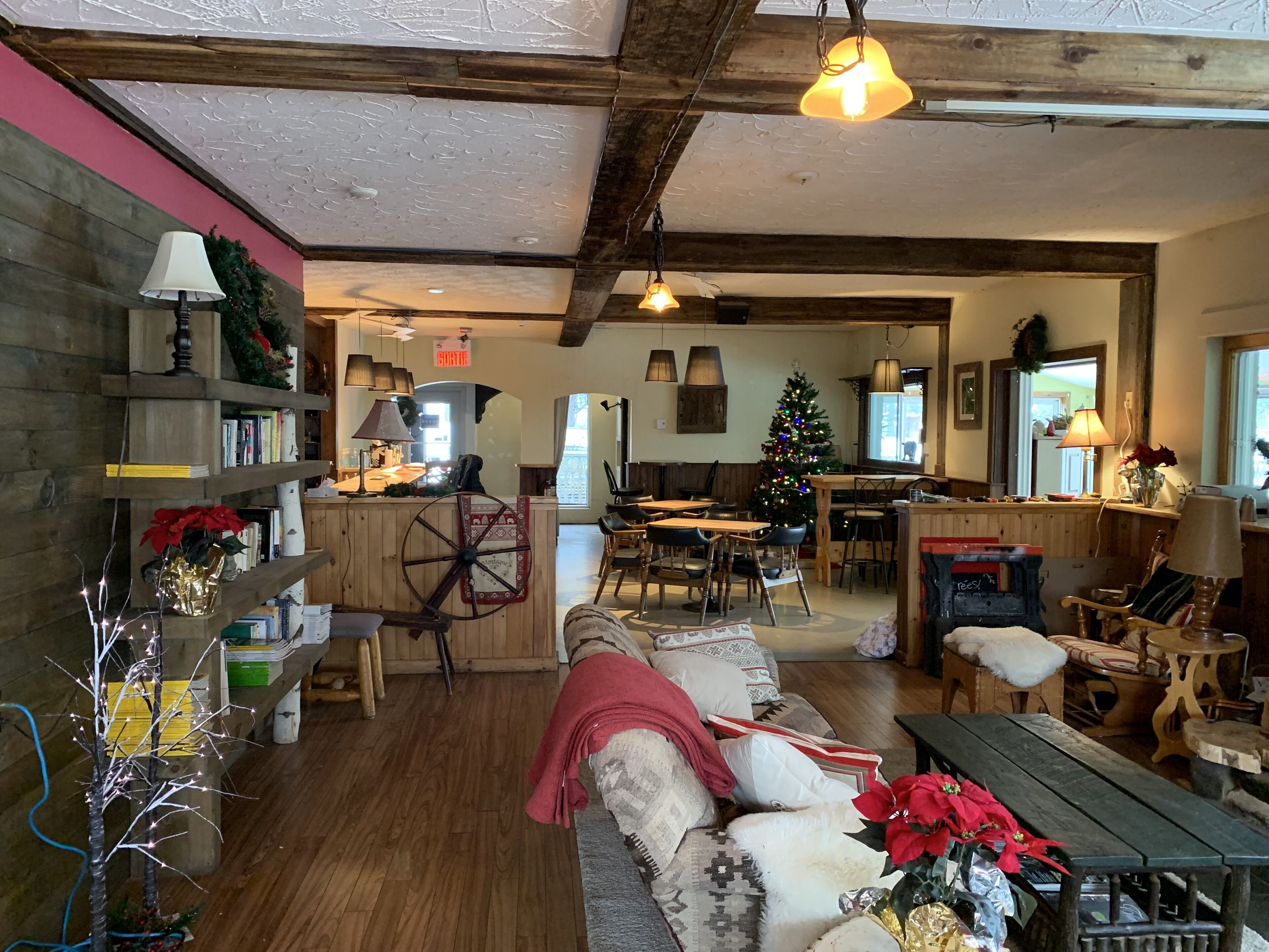 Televisio, takka, DVD-soitin, pöytäjalkapallopöytä