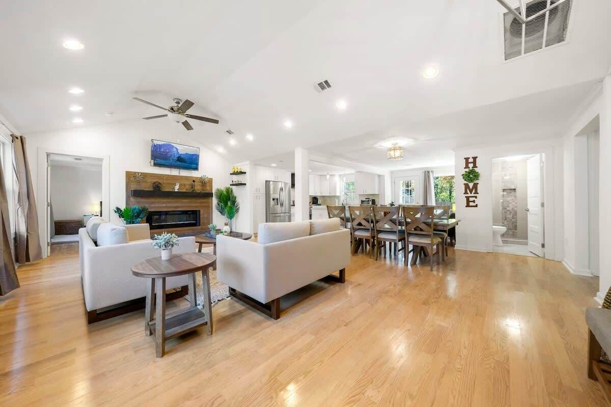 Una televisión, una chimenea, una oficina