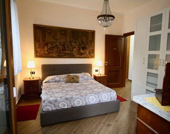 3 slaapkamers, een bureau, een strijkplank/strijkijzer, reisbedje