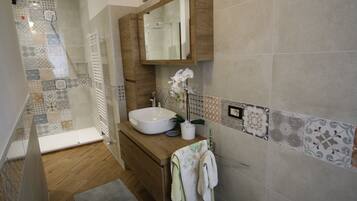 Shower, jetted tub, hair dryer, bidet