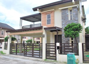Exterior - La Casa Felice - Fully Furnished Three Bedroom House (Angeles)
