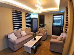 Smart TV - La Casa Felice - Fully Furnished Three Bedroom House (Angeles)
