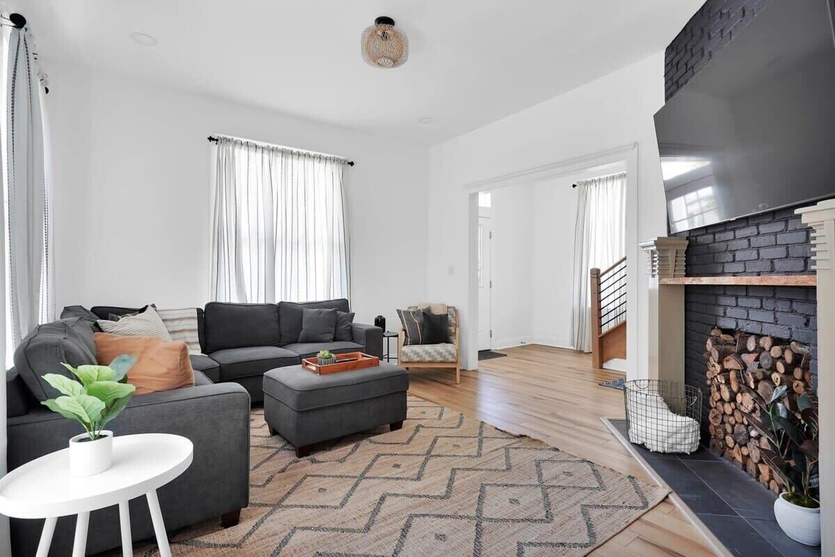 Farmhouse Stunner - 5 min drive to TIAA Bnk Field!