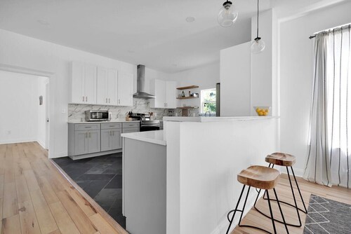 Farmhouse Stunner - 5 min drive to TIAA Bnk Field!