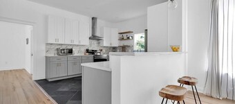 Farmhouse Stunner - 5 min drive to TIAA Bnk Field!